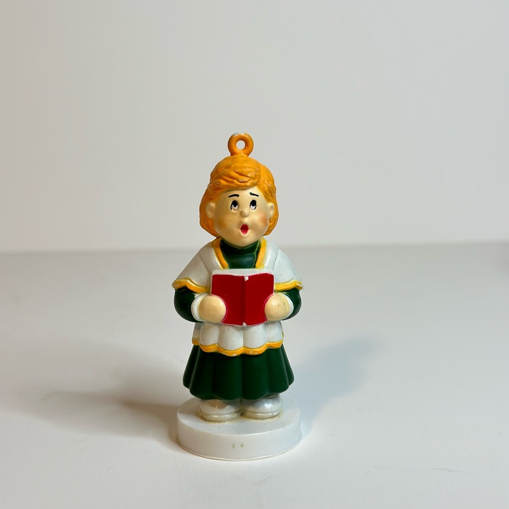 VINTAGE 1987 RTC PLASTIC CHOIR CAROLING GIRL ORNAMENT FIGURE